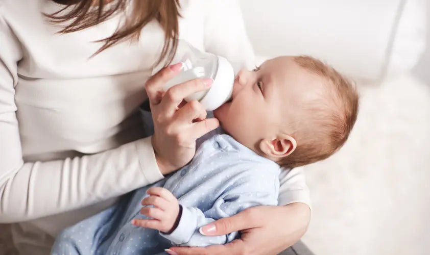 Comment donner le biberon à son bébé : guide complet pour des repas sereins