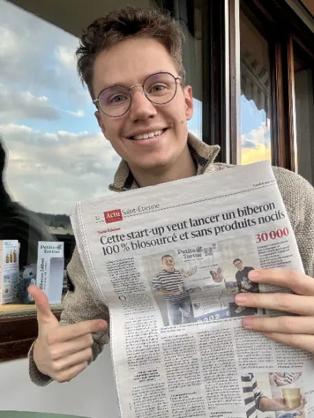 Victor andré de petite tortue tient le journal le progrès