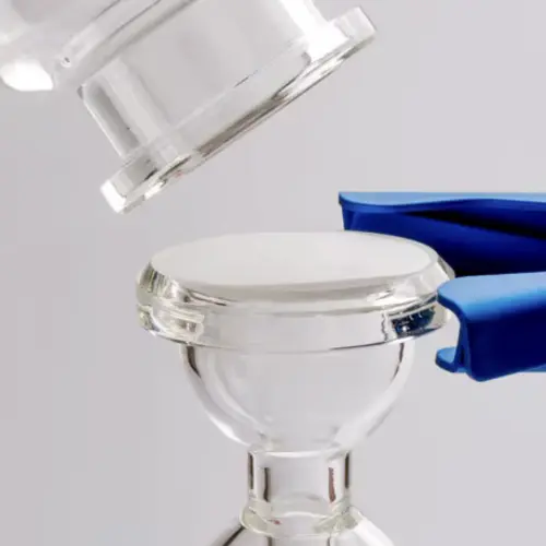 pose d'un filtre à membrane en laboratoire